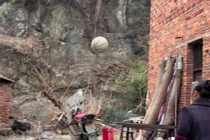 手型一看会打！小姐姐在老家制作简易篮筐连续命中 老妈成球童