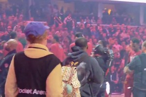 哈登作为骑士球员，首次在主场亮相！登场时，现场球迷一片欢呼！